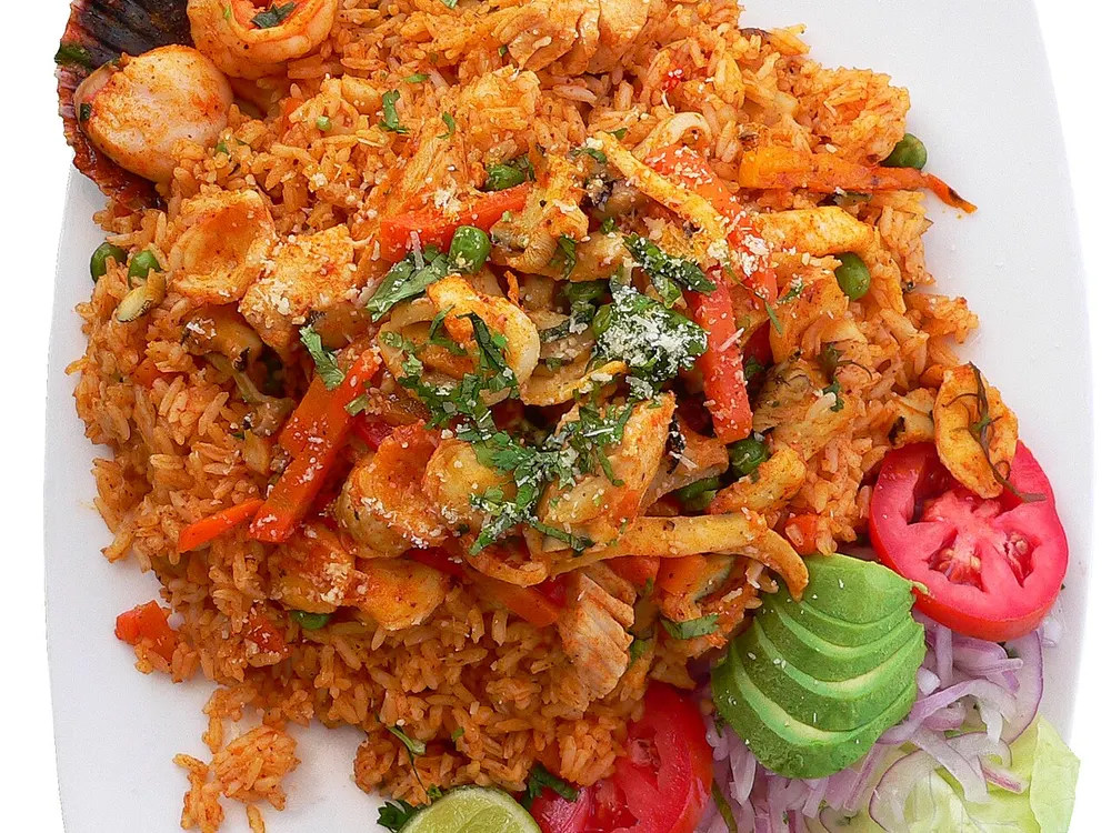 Arroz con mariscos con palta y salsa criolla
