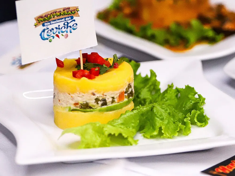 Causa limeña de papa amarilla rellena