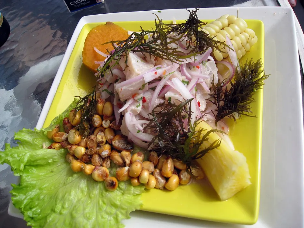 Ceviche clásico de pescado con cancha, choclo y yuyo