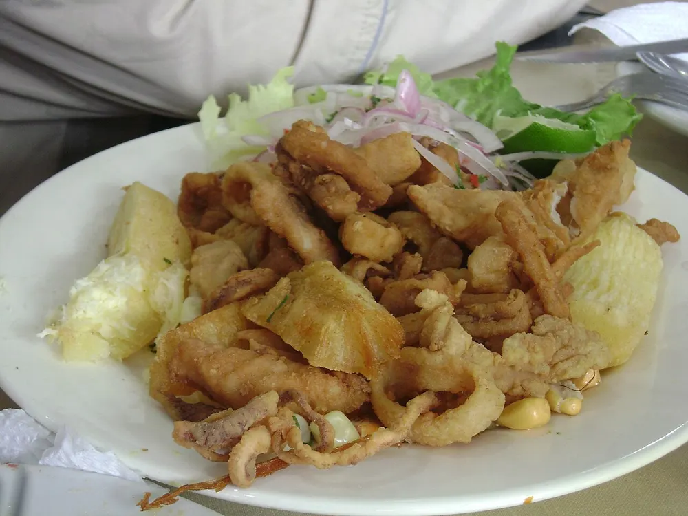 Chicharrón mixto de pescado y mariscos con yuca