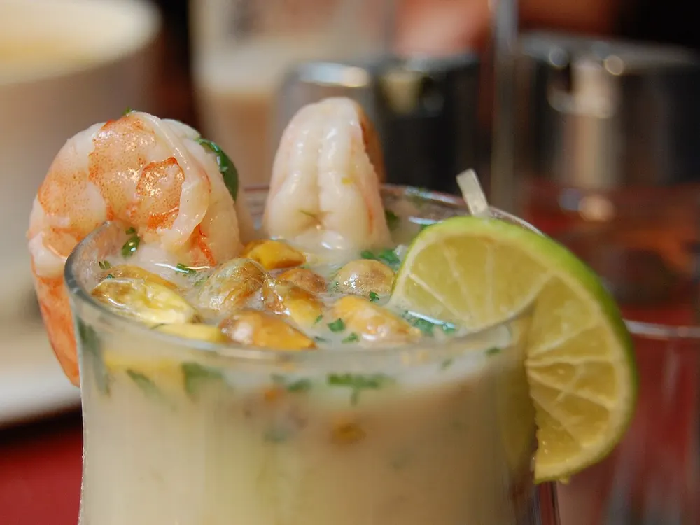 Copa de leche de tigre con langostinos y limón