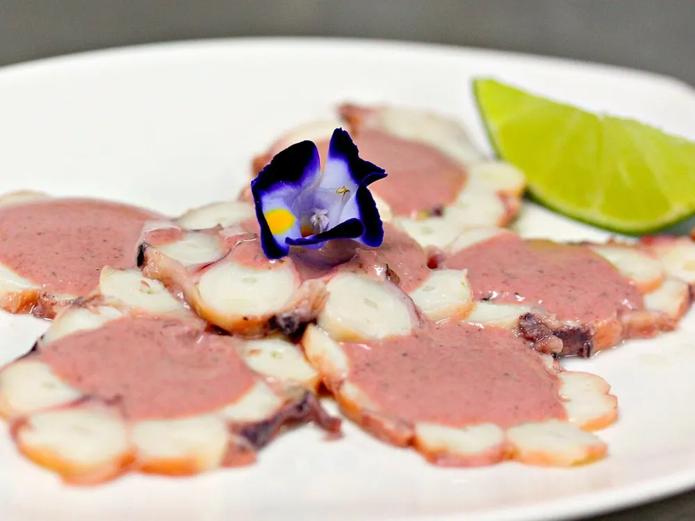 Pulpo al olivo en láminas con limón